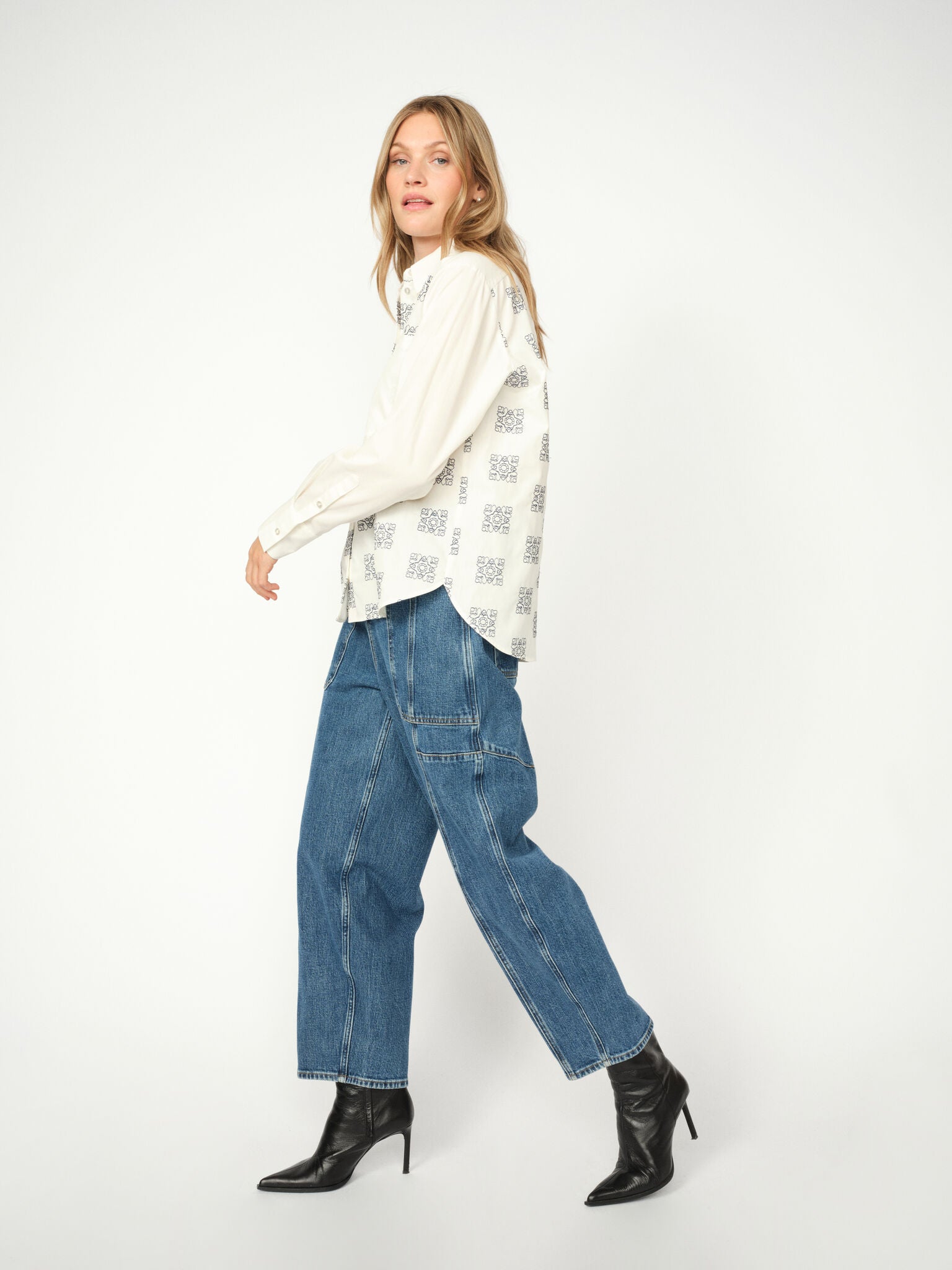 Modelshot / Dark Blue / Detail